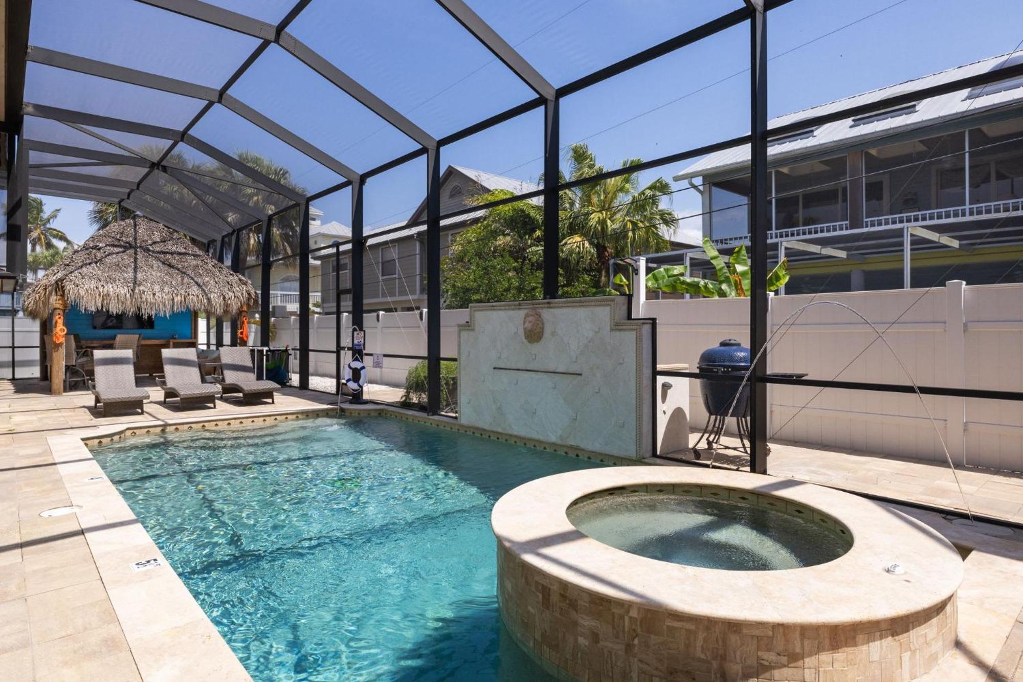 Gorgeous With Pool And Apartment