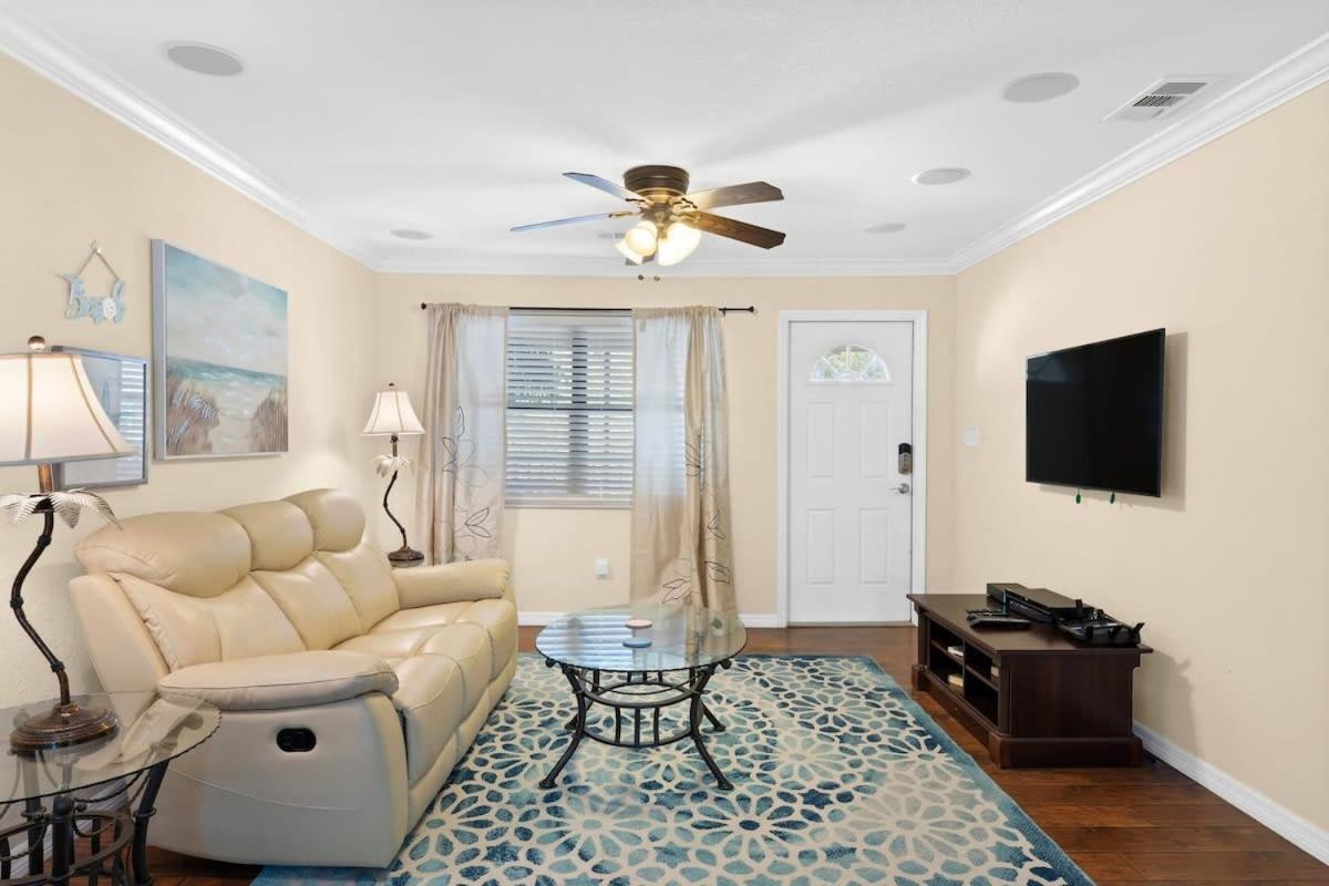 Gorgeous With Pool And Apartment *