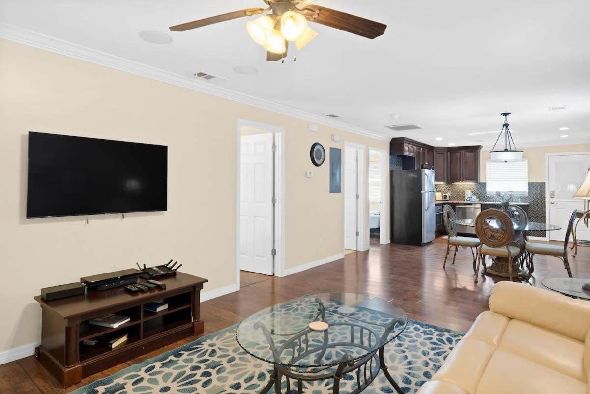 Gorgeous With Pool And Apartment